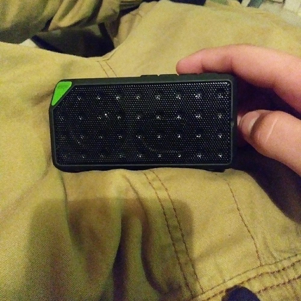 Battery-bluetooth black iessentials speaker